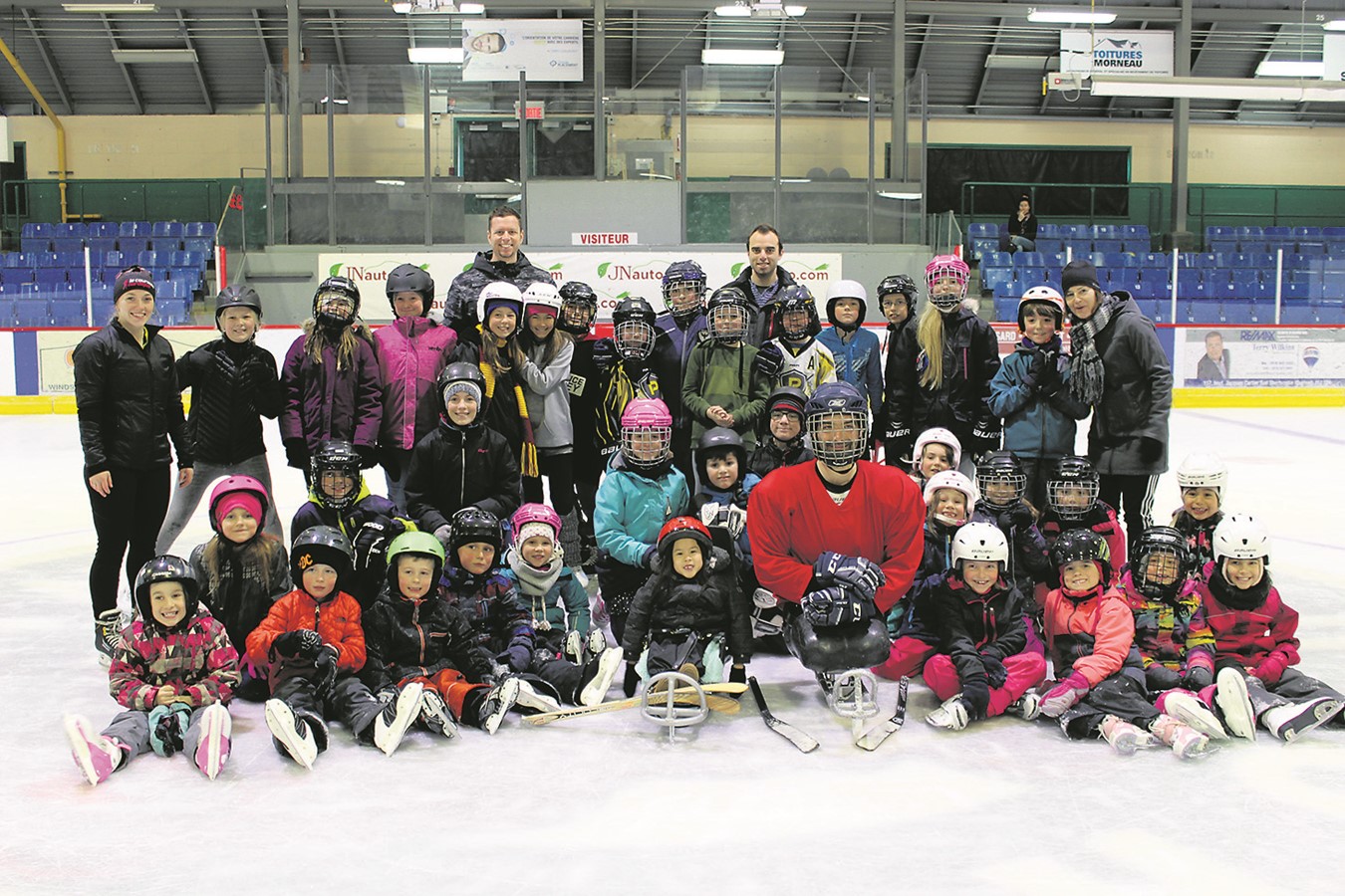 À l’avant, au centre de la photo, Tianha et sa luge entourée de ses parents, amis et les enseignants.