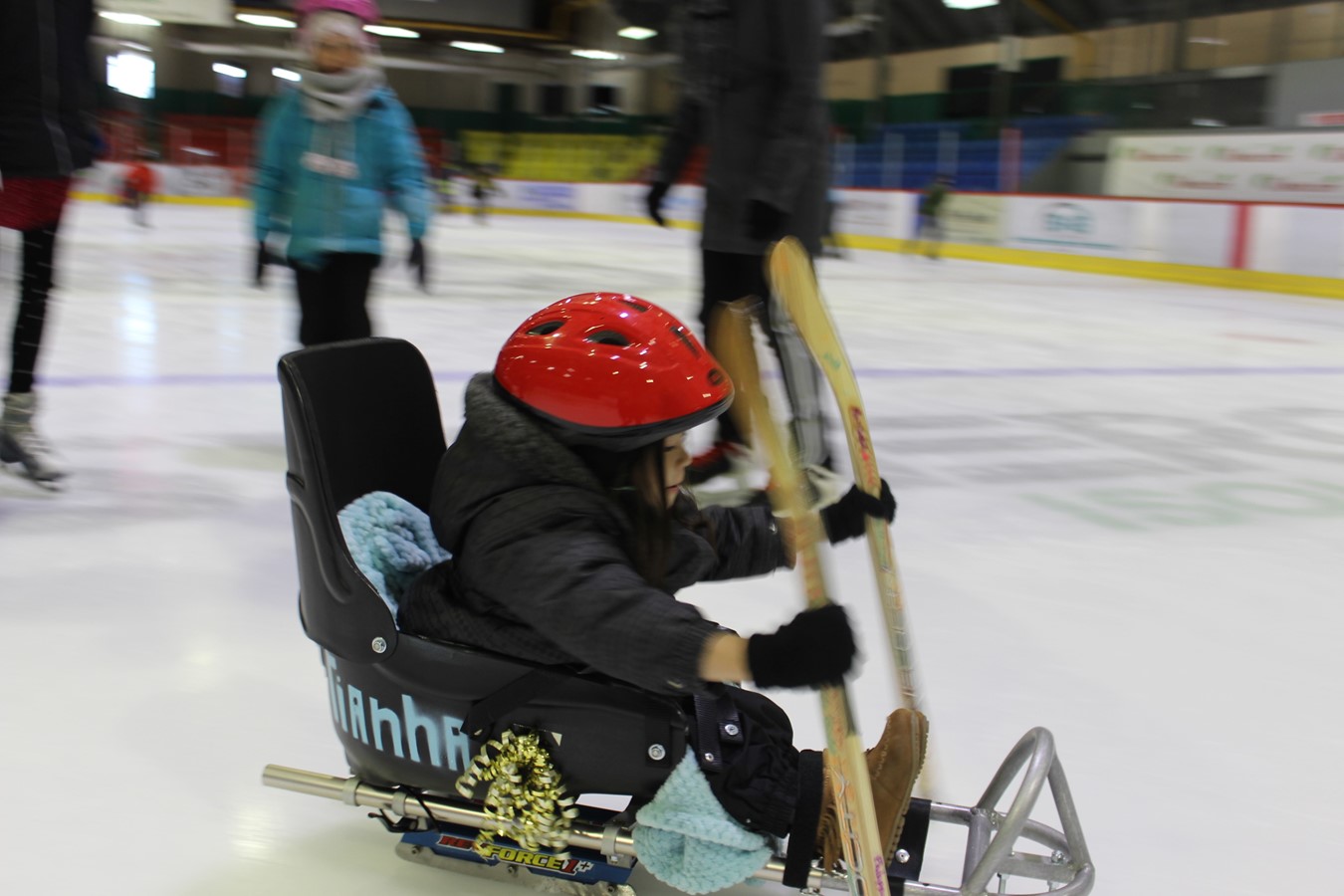 École de l’Arc-en-ciel : Une luge de parahockey pour Tianha