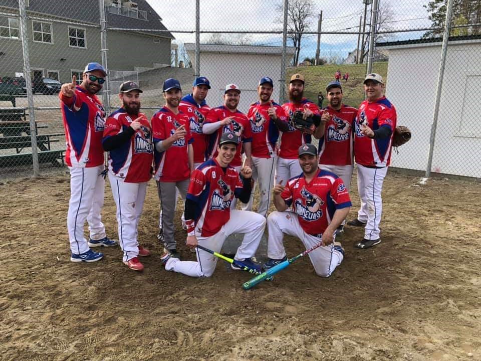 La formation des Mineurs d'Asbestos, vainqueurs du tournoi de balle lente qui se déroulait à Johnville au cours du week end dernier.