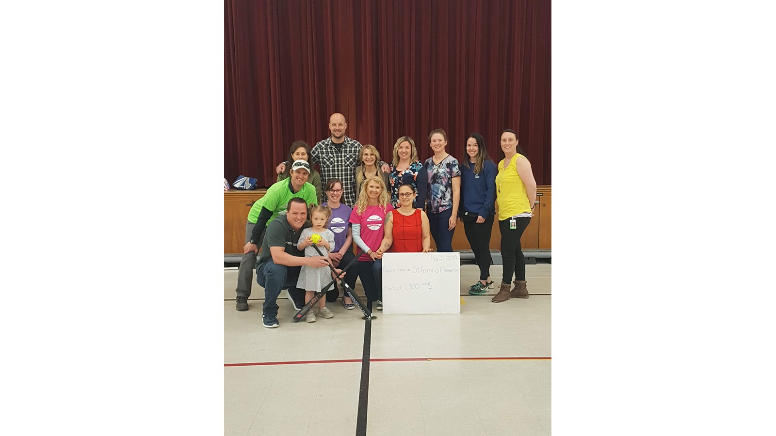 Yannick Maheux et Mélissa Loiselle lors de la remise de chèque à St-Francis Elementary School