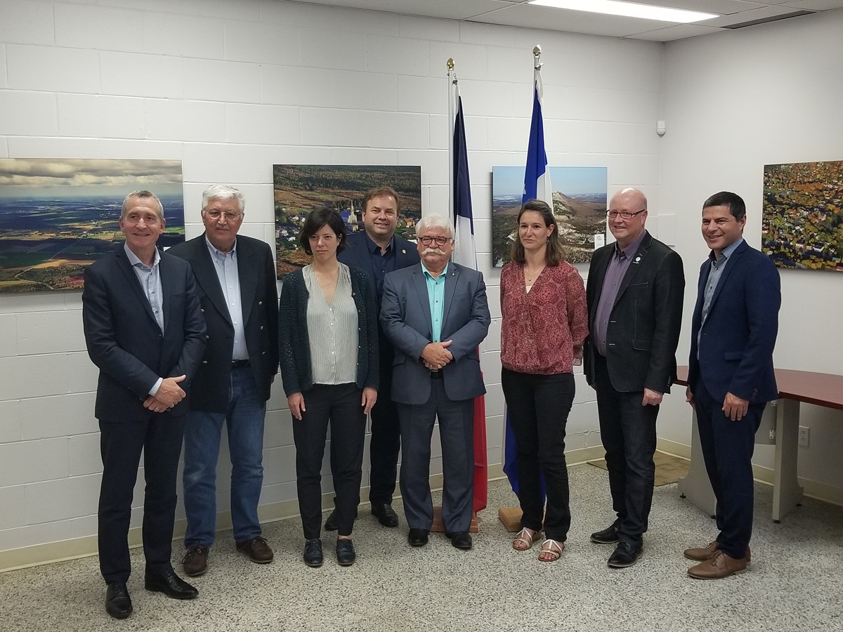 Jacques Geoffroy au centre, accompagnent les dignitaires de la région dont notamment Hugues Grimard de la MRC ainsi que M.Alain Rayes Député fédéral 