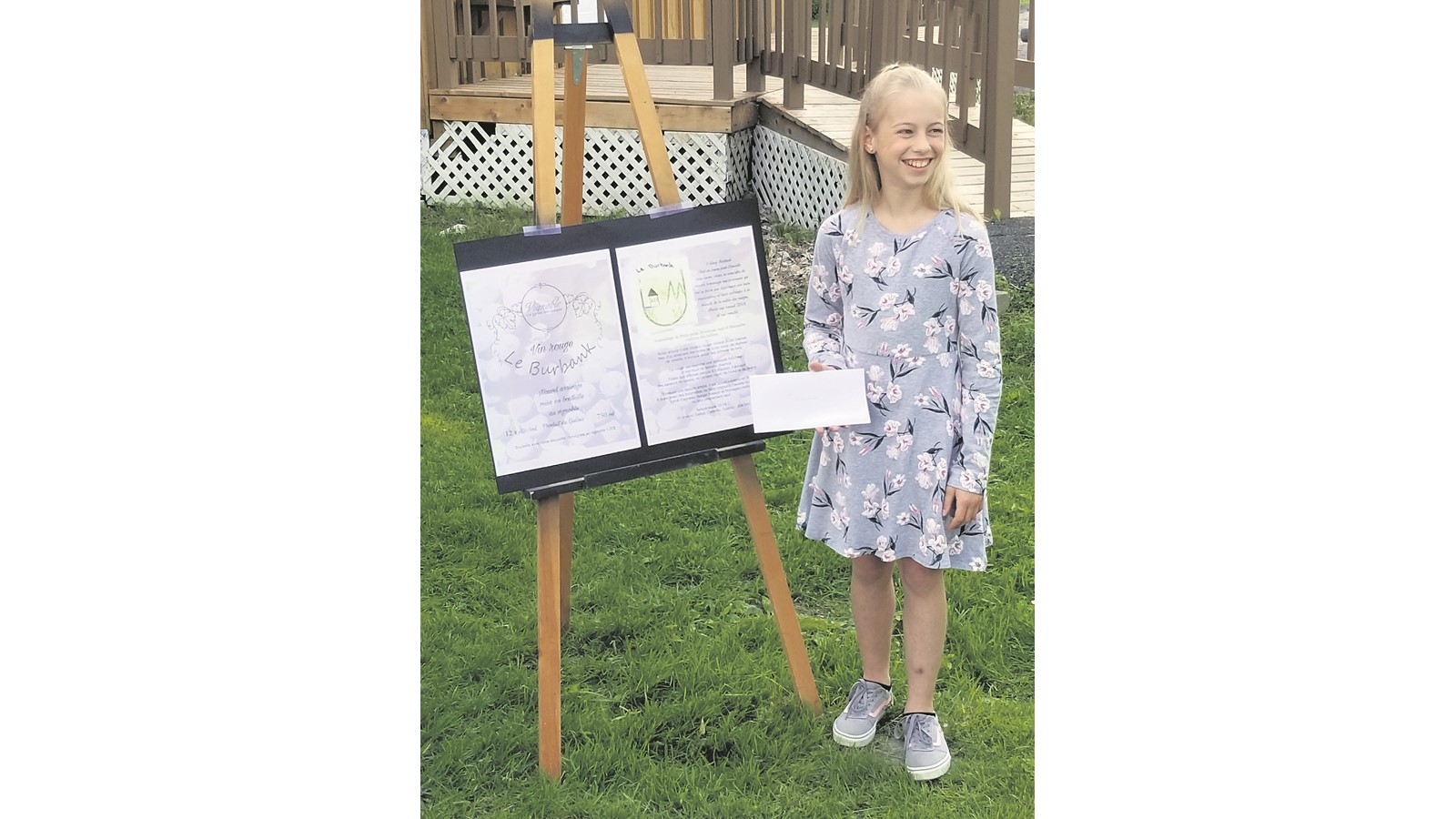 La jeune gagnante du concours de dessins qui ornera l’étiquette de la bouteille, Mlle Stéphanie Arnold.