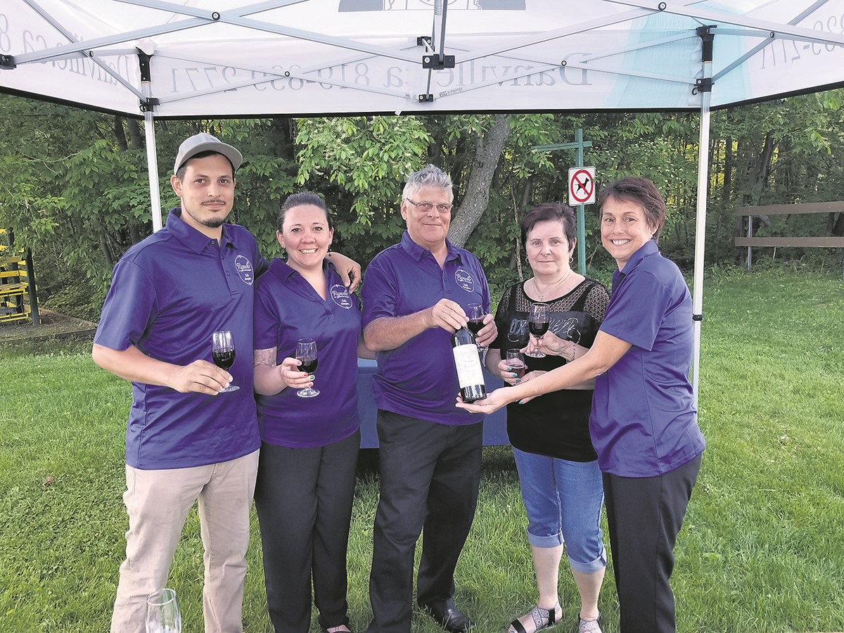 Les membres de la famille propriétaire du Vignoble La vallée des Nuages lors du lancement officiel de leur vin.