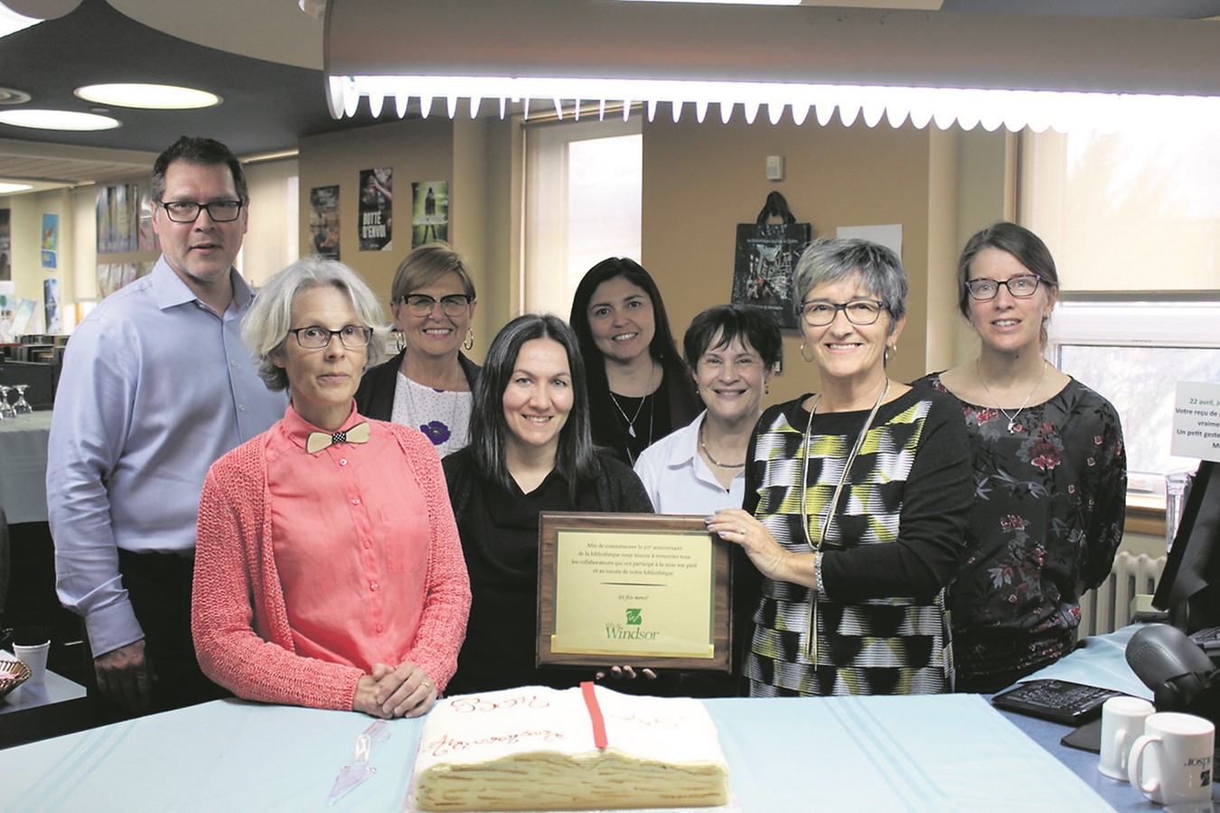 L’équipe actuelle de la bibliothèque accompagnée de membres de la Ville. À partie de la gauche : Carlo Fleury, directeur général; Jacynthe Dubois, technicienne en documentation; Solange Richard, conseillère municipale (comité de la Bibliothèque), Maryse Garant, aide-bibliothécaire; Ana Rosa Mariscal, conseillère municipale (comité de la Bibliothèque), Lyne Devault, aide-bibliothécaire; Sylvie Bureau, mairesse de Windsor et Caroline Pleau, aide-bibliothécaire.