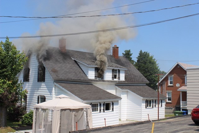 Un duplex en feu à Windsor et une roulotte endommagée à Val-Joli