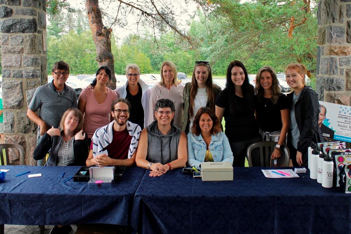 Les merveilleux bénévoles du tournoi: Louis-Marie Decoste, Joyce Jolin, Brendalee Piironen, Laurie Clifford, Sydney Grainger, Courtney Grainger, Nadia Boissonneau, Erica Vander Wal (derrière) et Amanda Gunter, Alexandre Ouellet, Pauline Jubinville, France Brousseau (devant). Sans ces volontaires, la journée ne serait pas le succès qu’elle est toujours!