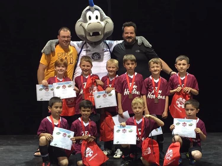 7 juillet. Une belle médaille d’or pour les U10 féminines. Merci aux joueuses, entraîneurs et parents. Merci au Club de soccer du Memphré de Magog.