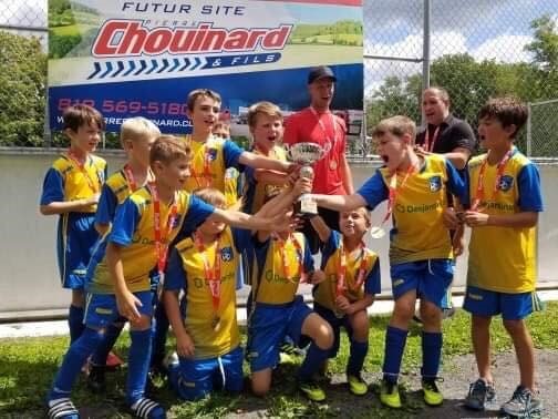 11 août. Plusieurs équipes de Windsor participaient au tournoi de Coaticook durant ce week-end. Parmi ces formations, une première des filles U10 sont revenues à la maison avec une médaille d’argent. Merci au Club de soccer Éclipse pour l’organisation du tournoi.