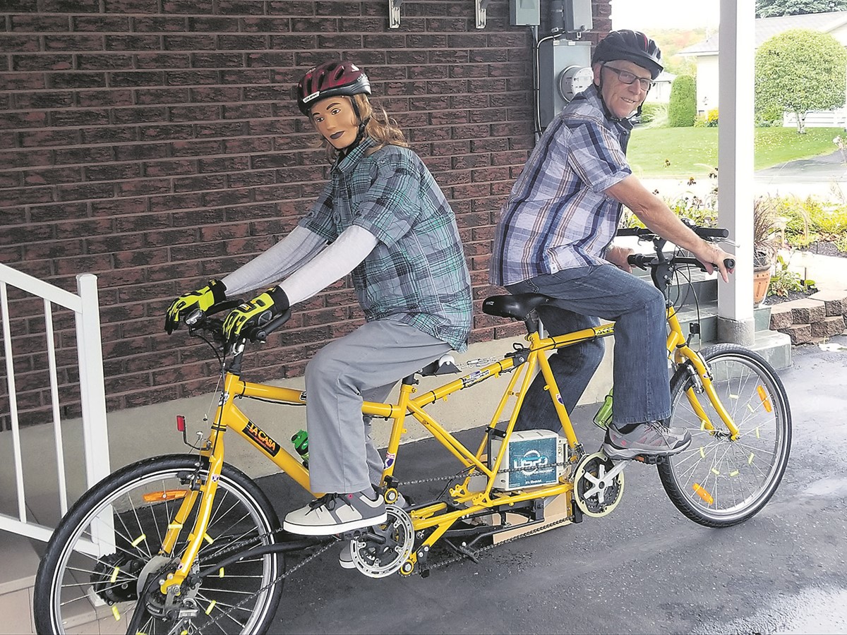 M.Gérald Mailhot et le vélo tandem inversé de sa création, qui aura nécessité plusieurs centaines d’heures de travail.