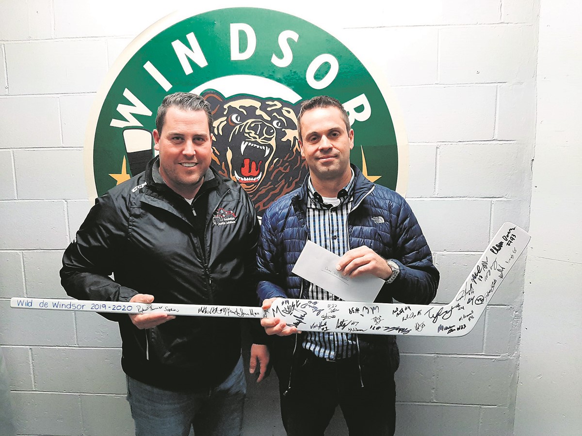 Benoit Lefebvre a remis le chèque et le bâton autographié en 3e période à Mathieu Viens du conseil d’administration du Centre de répit Théo-Vallières.