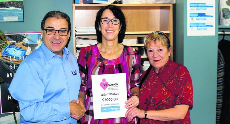 Au centre, la gagnante Johanne Guignard accompagnée du président de la Fondation du CSSS et de l’agente du Club Voyages Orford, Maryse Harrisson.