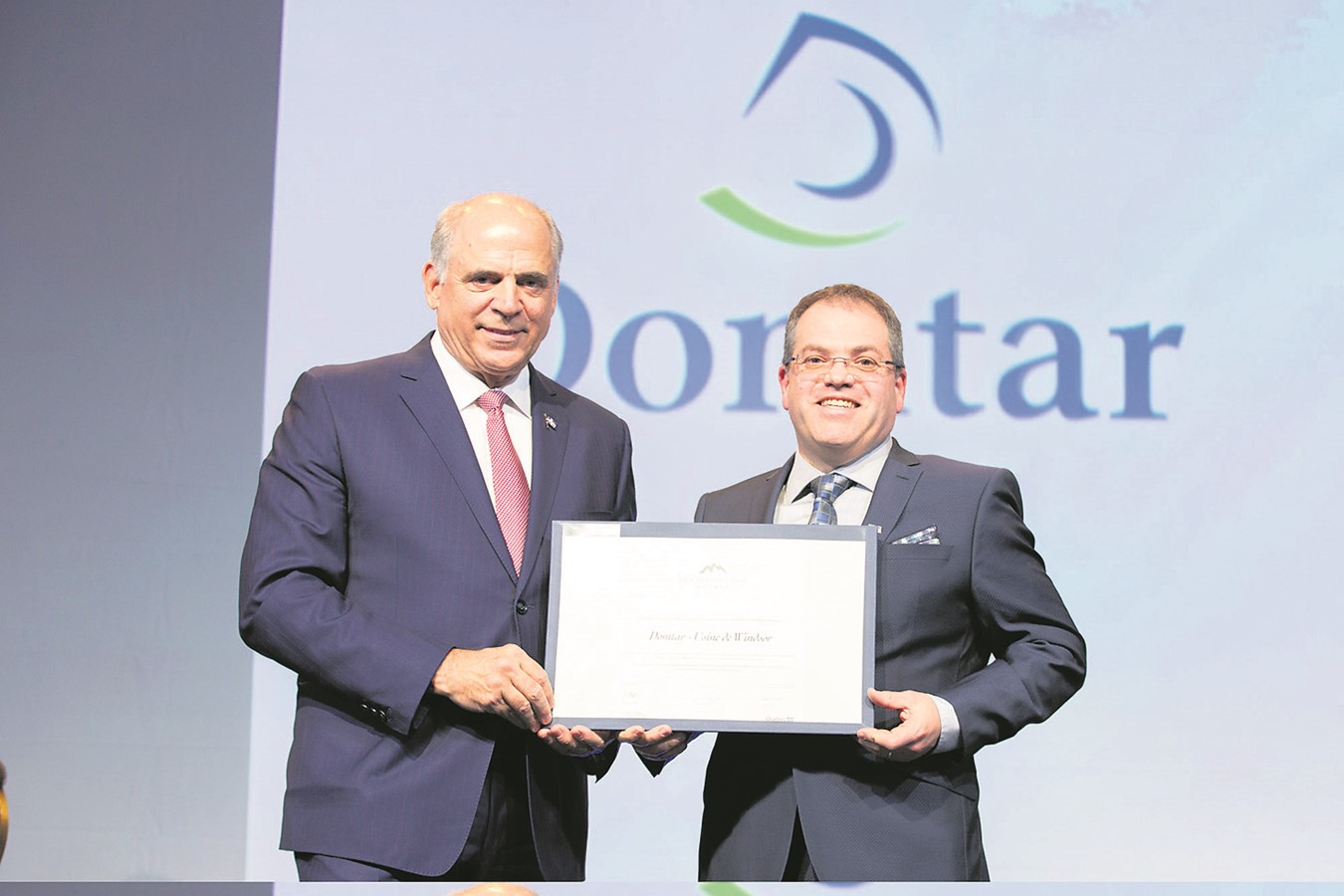 Pierre Fitzgibbon, ministre de l’Économie et de l’Innovation du Québec, remet une Grande Mention à Sylvain Bricault, directeur général chez Domtar-Usine de Windsor.