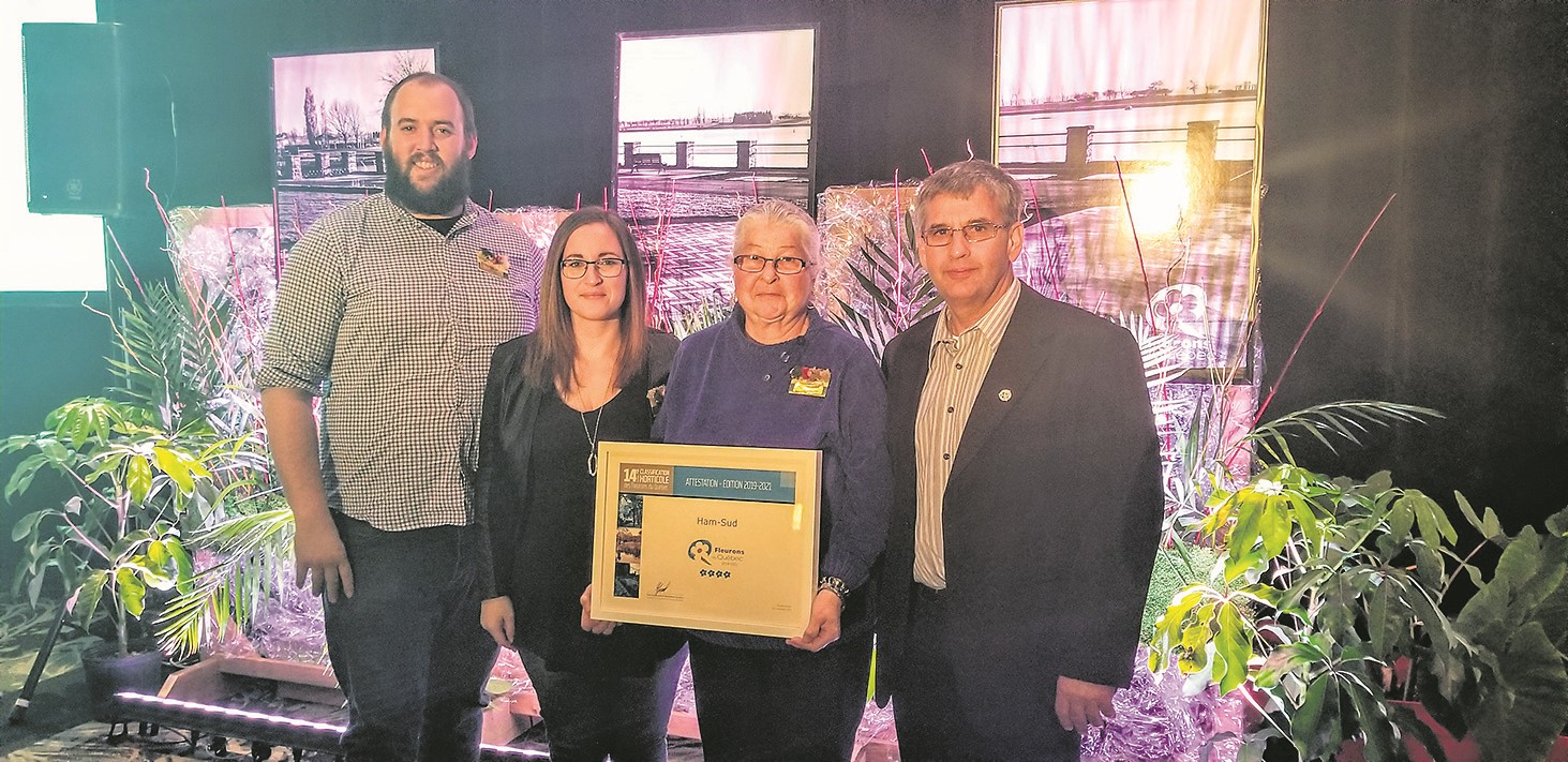 De gauche à droite : Frédérick Bernier inspecteur, Marie-Pier Dupuis, directrice générale, Diane Audit Goddard, conseillère et Serge Bernier, maire.