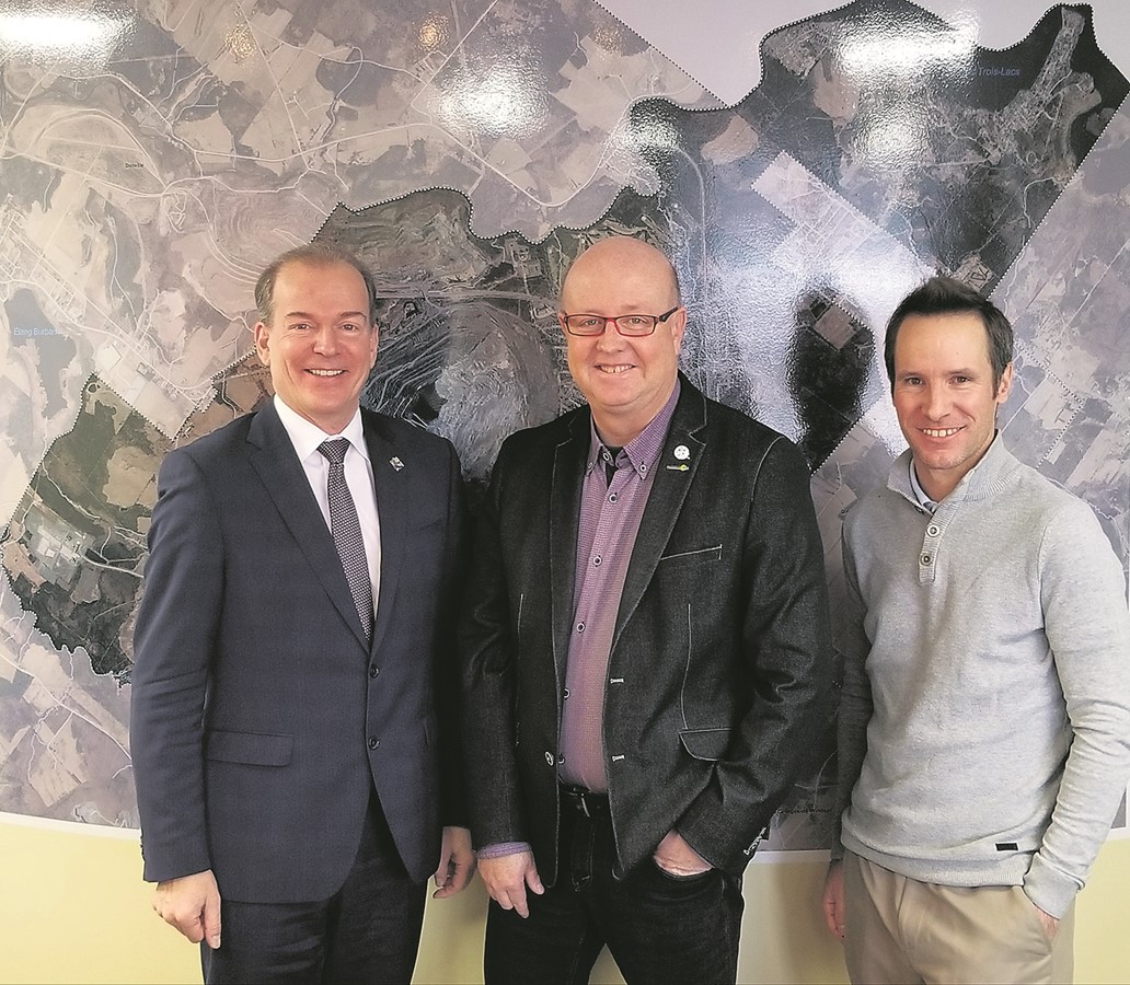 M. André Bachand, député de Richmond, le maire d’Asbestos, M. Hugues Grimard et M.Daniel Bessette de la firme consultante Terrapex.
