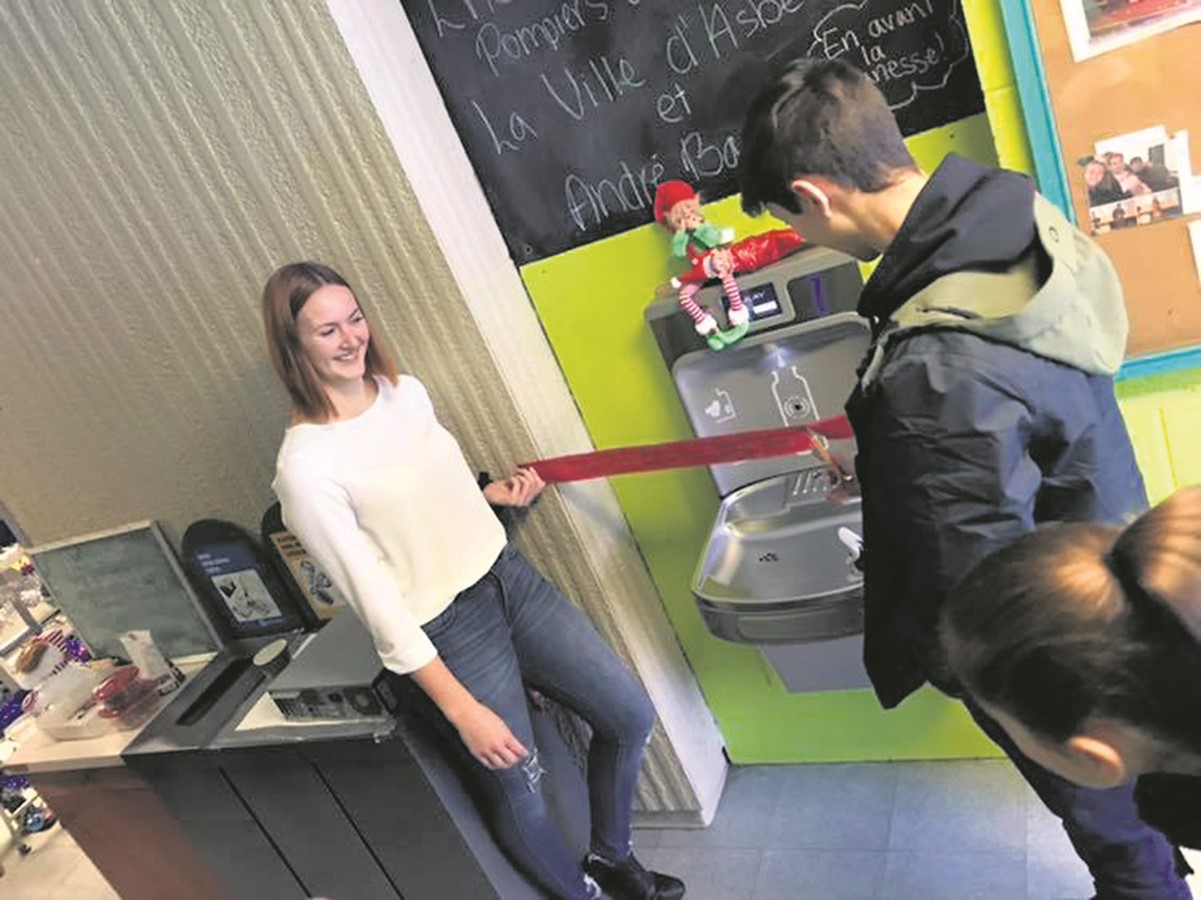 Buvette : découpe du ruban protocolaire