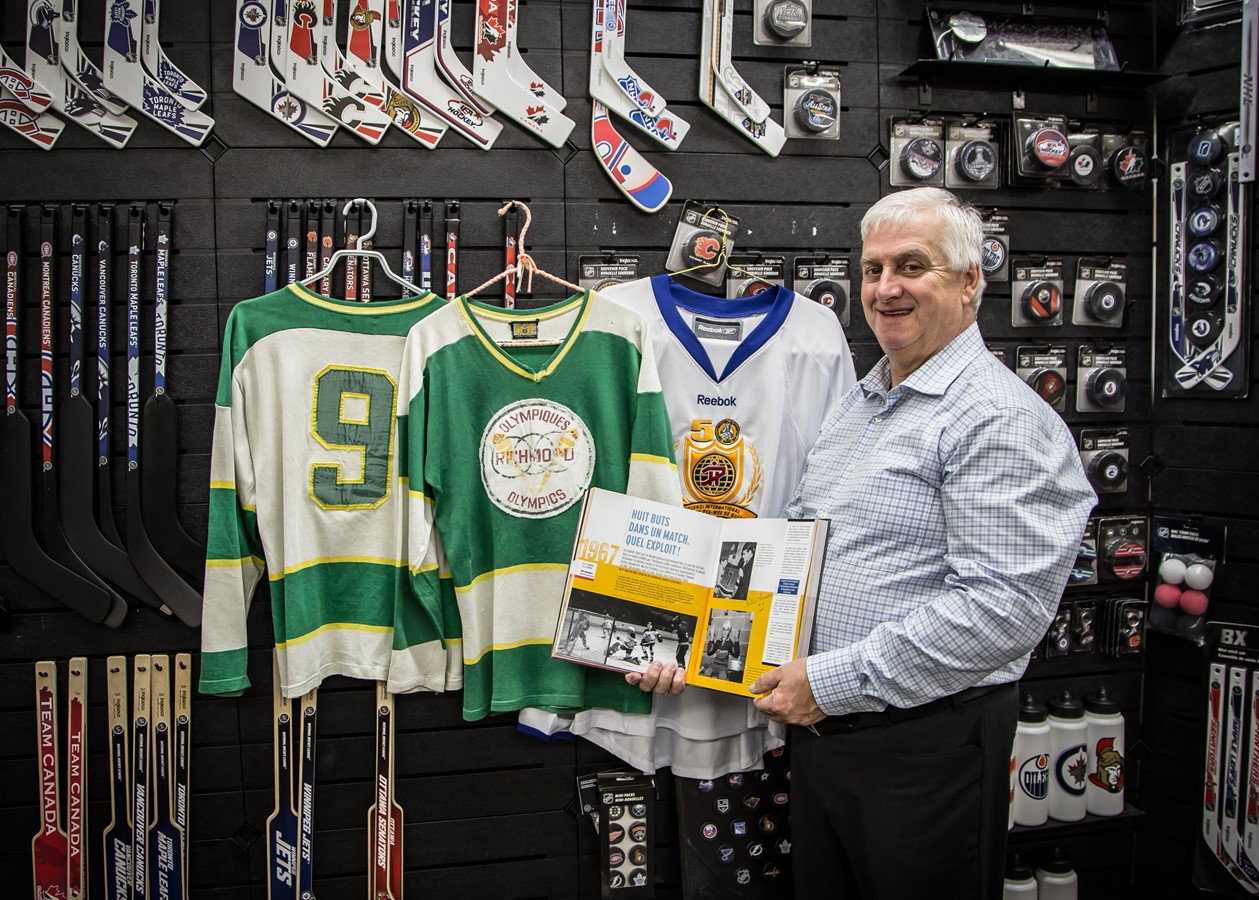 Le président d’honneur de la 57e édition, Gilles Levasseur, pose ici devant ses gilets des Olympiques junior B de Richmond et son célèbre numéro 9, ainsi qu’avec des articles relatant son exploit au tournoi pee-wee de Québec.