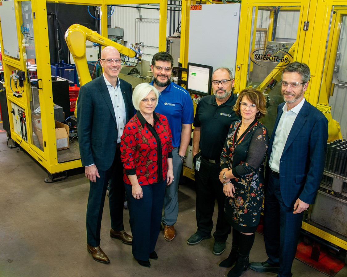 Sur la photo, de gauche à droite : Jocelyn Beauchesne, vice-président, Réseau régional à Investissement Québec (IQ); Manon Hallée, directrice de comptes principale, IQ; Normand Pelletier, vice-président, développement des affaires, Usinatech; Rudy Pelletier, président et directeur général, Usinatech; Guylaine Mathieu, directrice régionale, Centre-du-Québec, IQ; et Guy LeBlanc, président-directeur général, IQ.