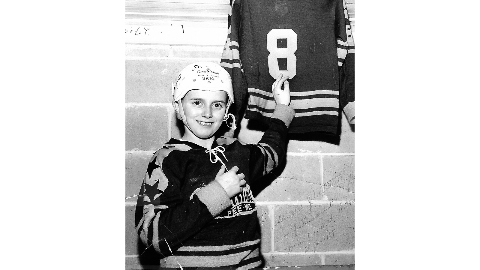 Gilles Levasseur, âgé de 12 ans au tournoi pee-wee de Québec, signalant son exploit de 8 buts, un record qui tient toujours depuis 1968 !