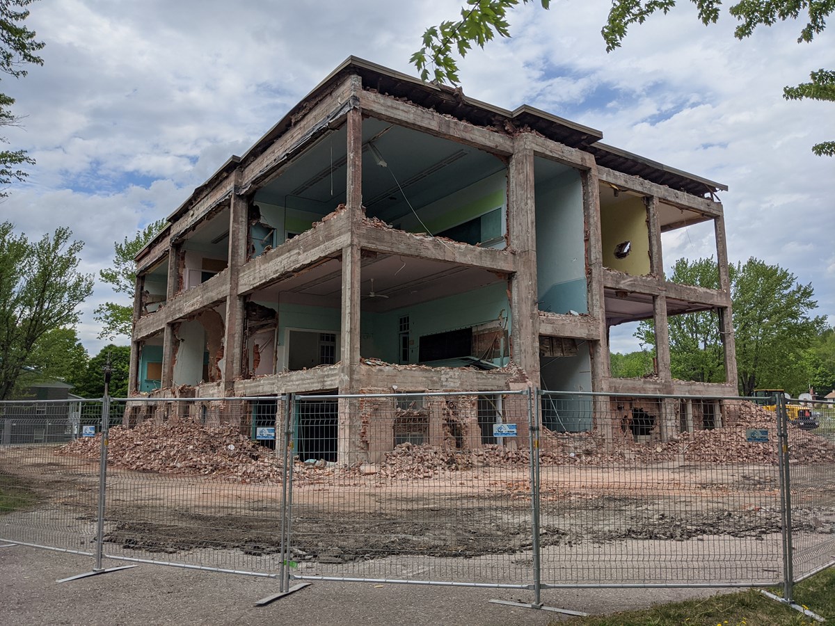 École du Tremplin pavillon 2, présentement en démolition à Richmond, l’autre bâtiment suivra au cours des prochaines semaines.