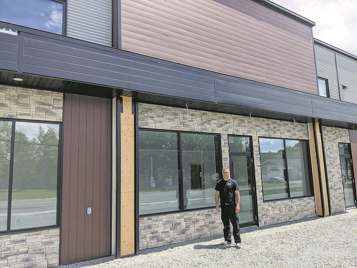 M. Marco Guay, propriétaire de Portes Promax devant le nouveau bâtiments qui abritera sous peu son commerce et qui est situé au 1356 de la route 116 à Danville.