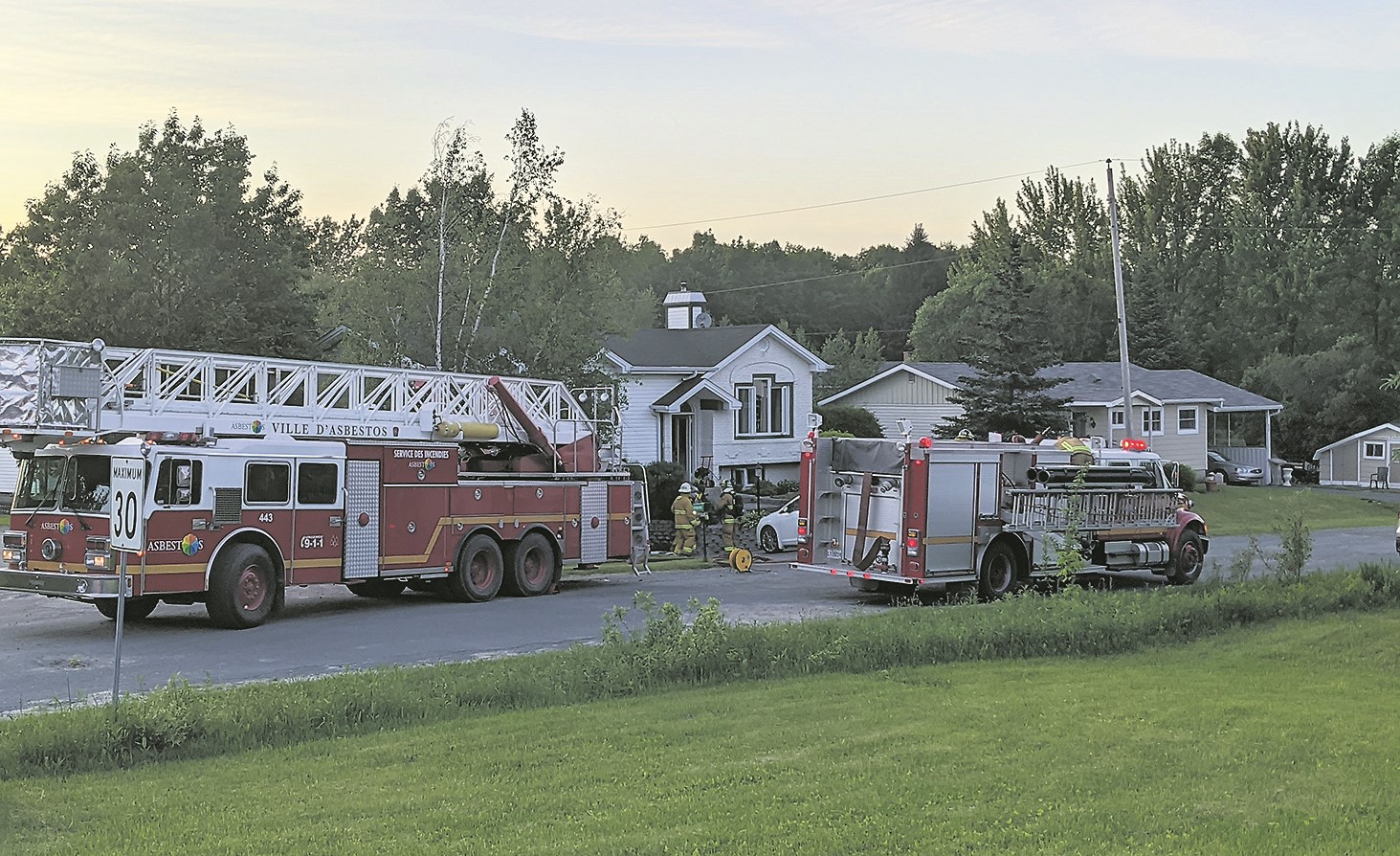 Les Pompiers d’Asbestos dépêchés sur la rue Racine lundi dernier