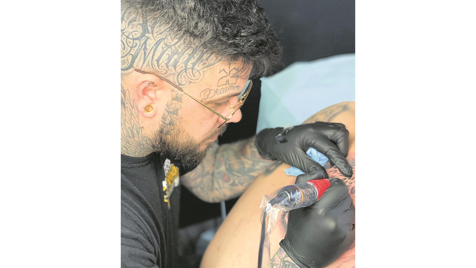 Fred Dubois du salon DubWood Tattoo, qui a organisé une séance de tatouages de coeurs pour venir en aide à la famille de Dylan Girard, gravement blessé lors d’un accident de la route le 14 juin dernier.