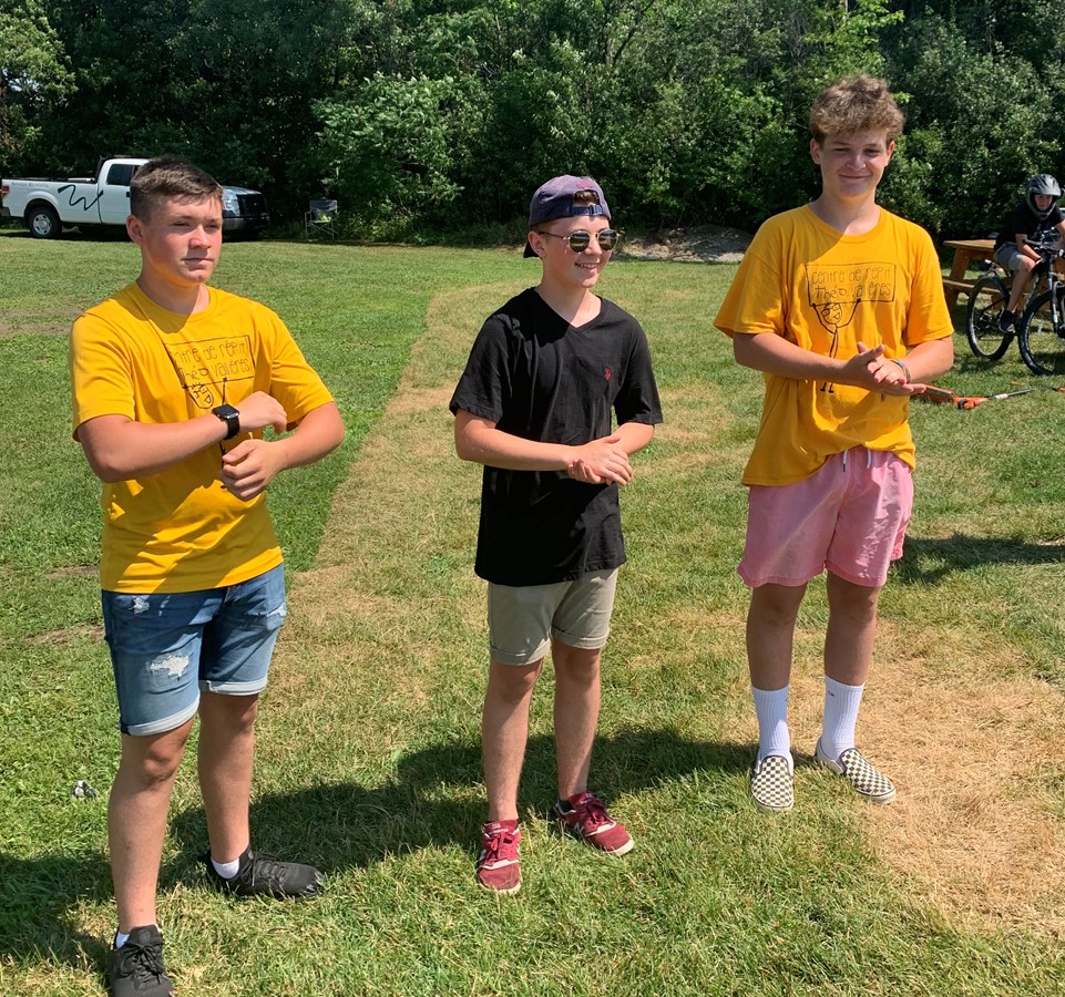 Enzo au. centre, avec deux amis