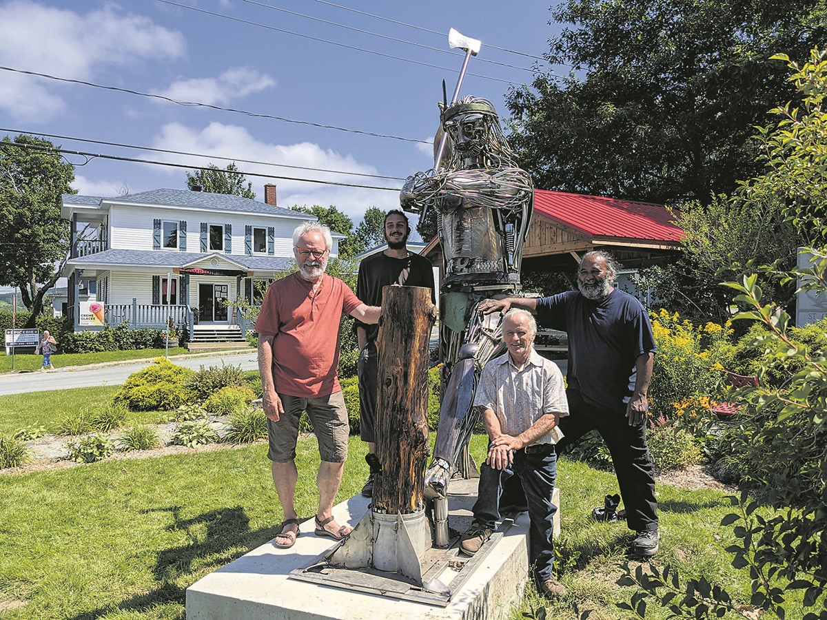 Claude Dupont, Paul Mailhot, Donald Mercier et l’artisan Indra Singh.