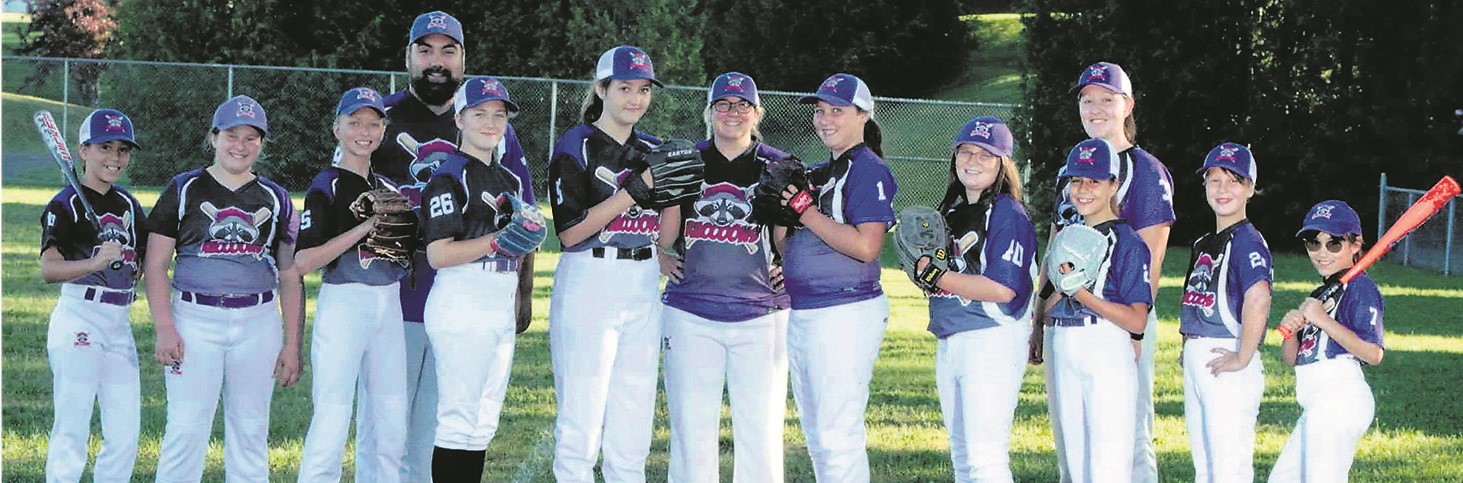 Les équipes de baseball Moustique B des Sources : l’équipe féminine des Raccoons.