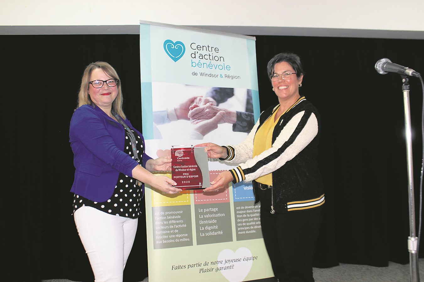 Marie-Hélène Wolfe, directrice générale de Centraide Estrie, remettant le prix Porteur d’Espoir à Nathalie Boisvert, directrice du Centre d’action bénévole de Windsor et région.