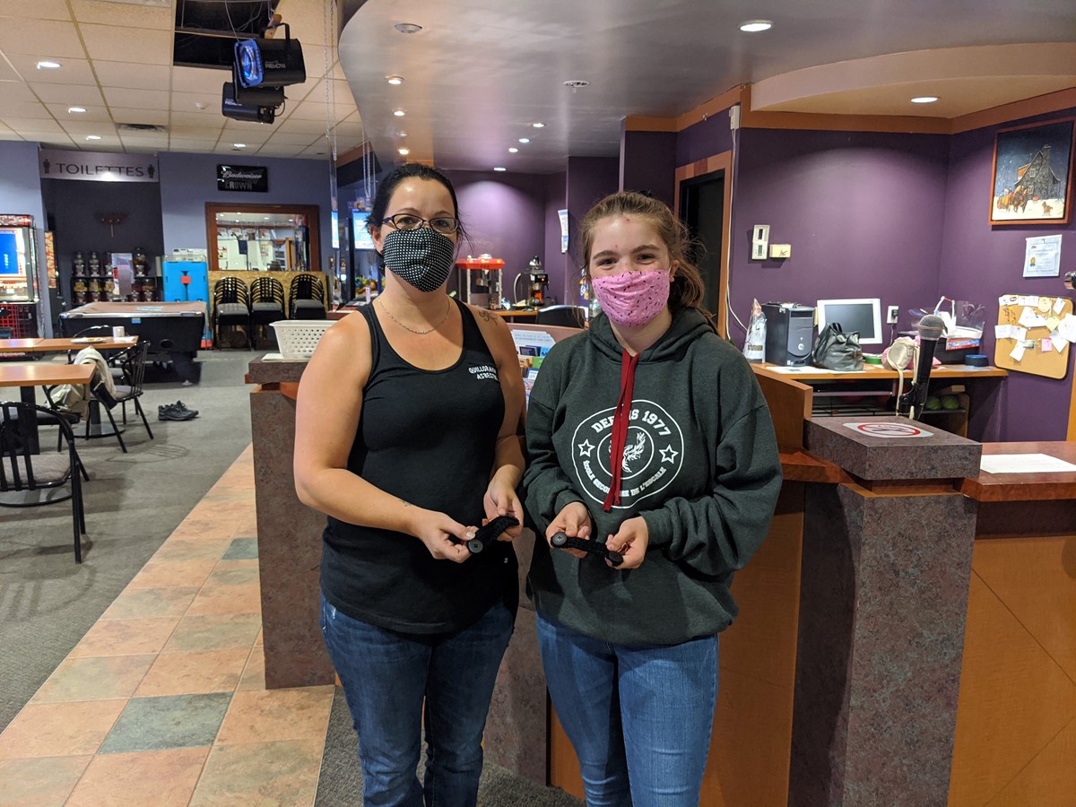 À la droite de la photo nous retrouvons le jeune créatrice Julia Provencher 12 ans, qui pose en compagnie de sa maman Mme Katia Cayer.