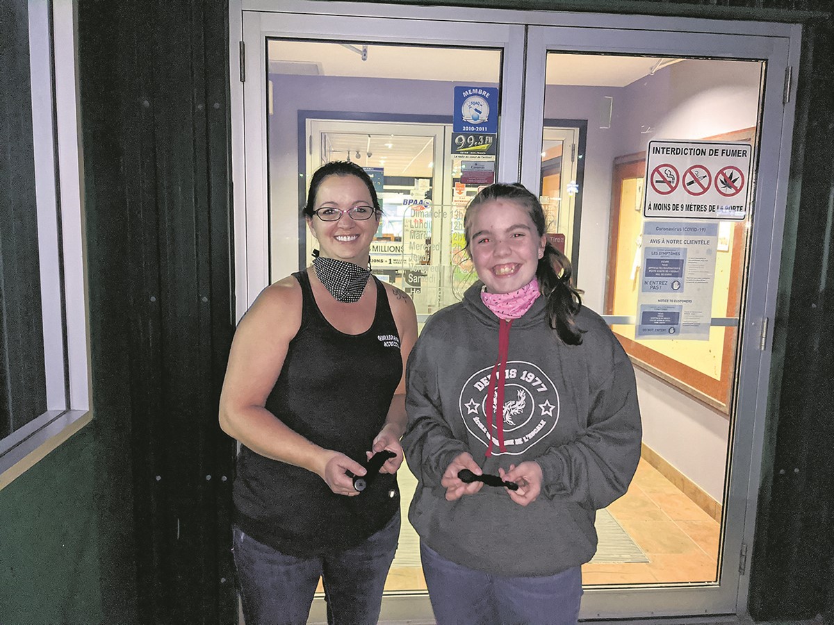 À la droite de la photo nous retrouvons le jeune créatrice Julia Provencher 12 ans, qui pose en compagnie de sa maman Mme Katia Cayer.