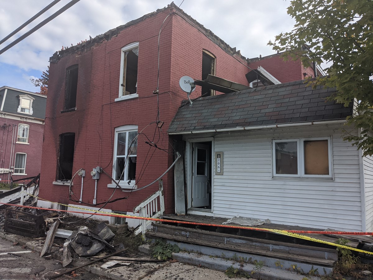 Un immeuble à logements emporté par les flammes à Richmond