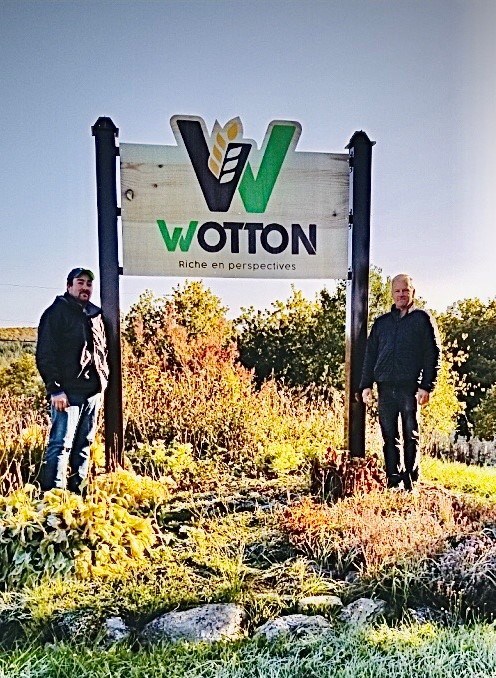 M. Daniel Tessier, président de la Société de développement de Wotton et M. Jocelyn Dion, maire.