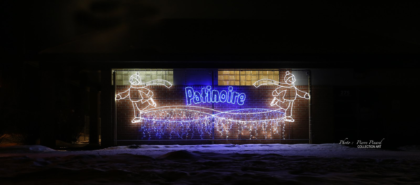 Décembre 2020 : Décorations illuminées de Noël à la patinoire.