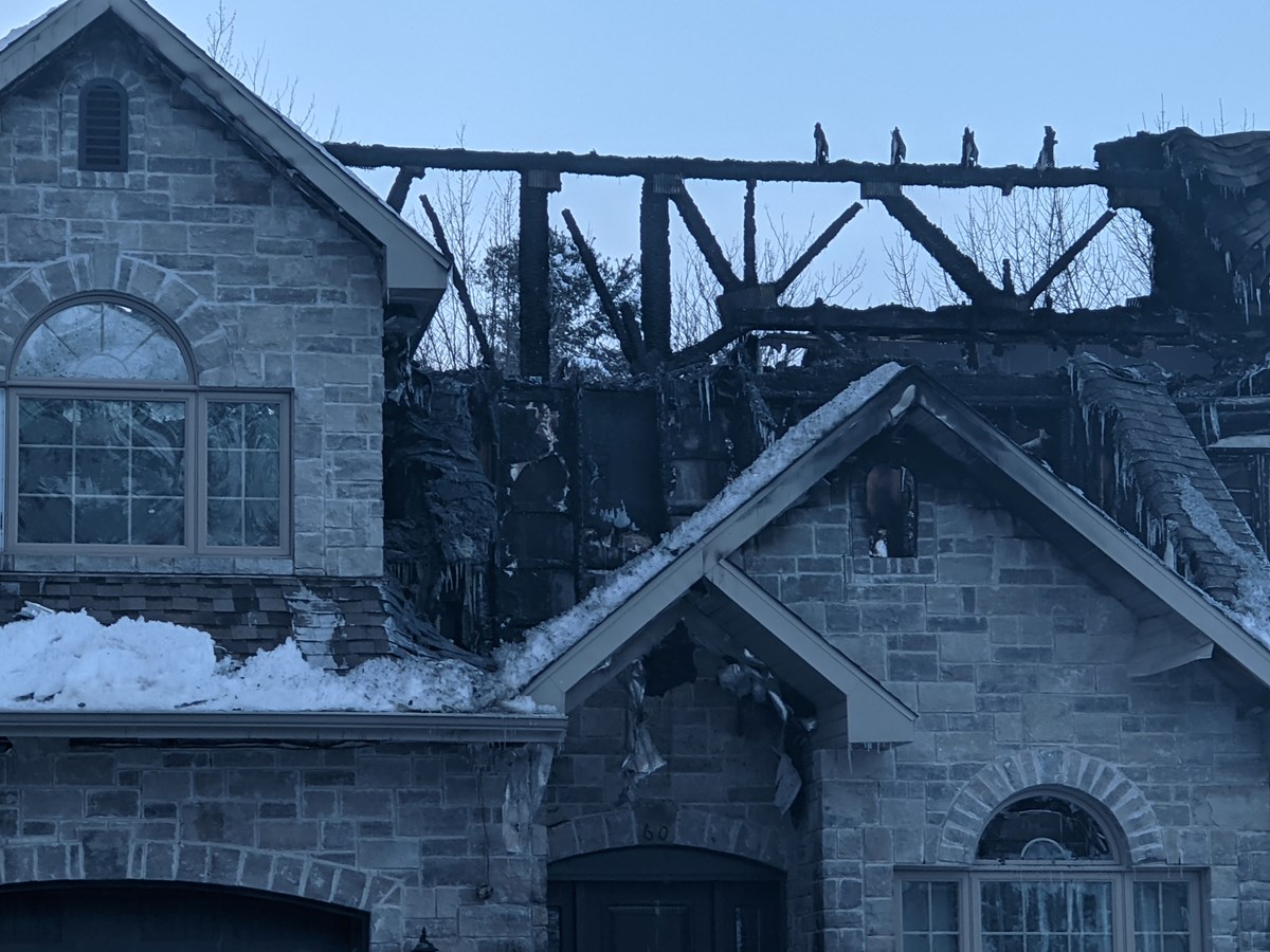 Une résidence familiale ravagée par le feu à Richmond