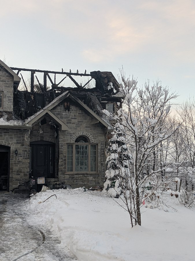 Une résidence familiale ravagée par le feu à Richmond