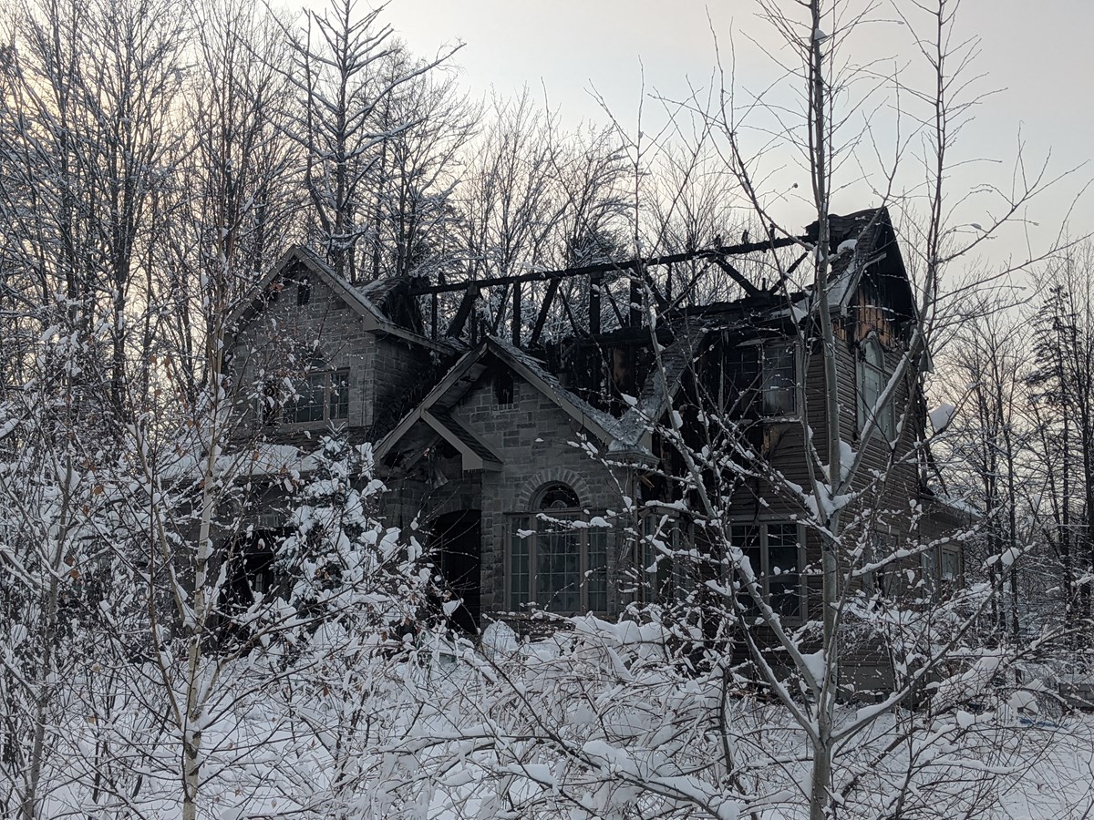 Une résidence familiale ravagée par le feu à Richmond