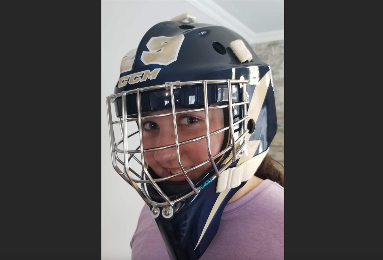 Marilou, la soeur de Hugo qui arbore fierement le nouveau casque