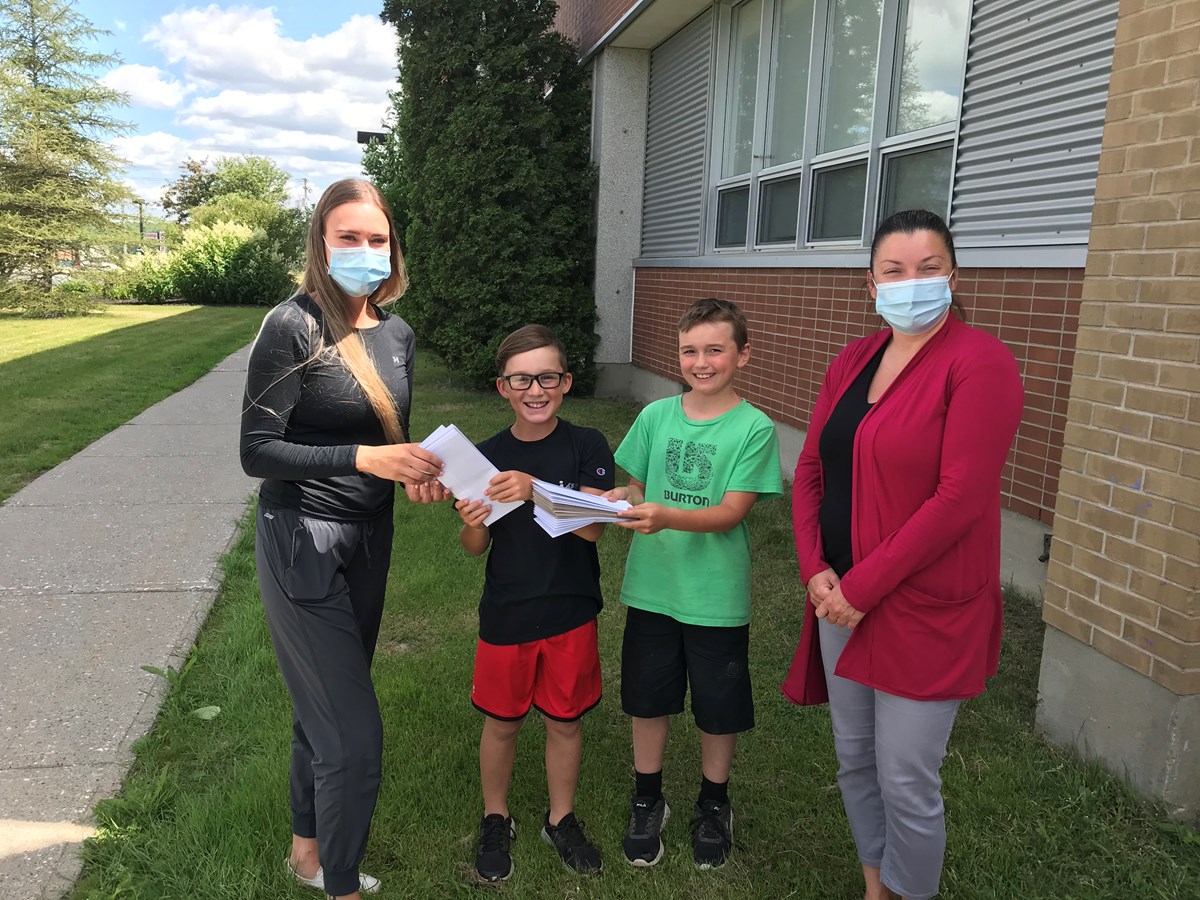 De gauche à droite : Marie-Pier Richard infirmière, William Pinard 3e année, Caleb Thibert Leblanc 3e année, Martine Purcell enseignante de 3e année. 