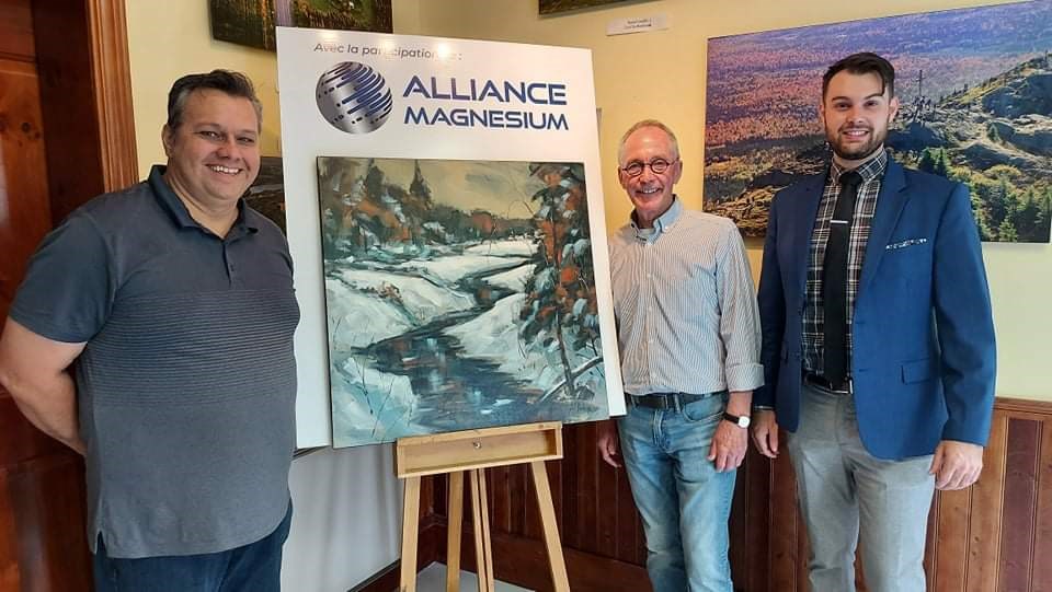 De gauche à droite : Alain Caron, président du C.A. du Symposium, Gérard Boulanger artiste ayant créé la toile et président d’honneur de la présente édition ainsi que Jayson Boisvert de chez Alliance Magnésium.