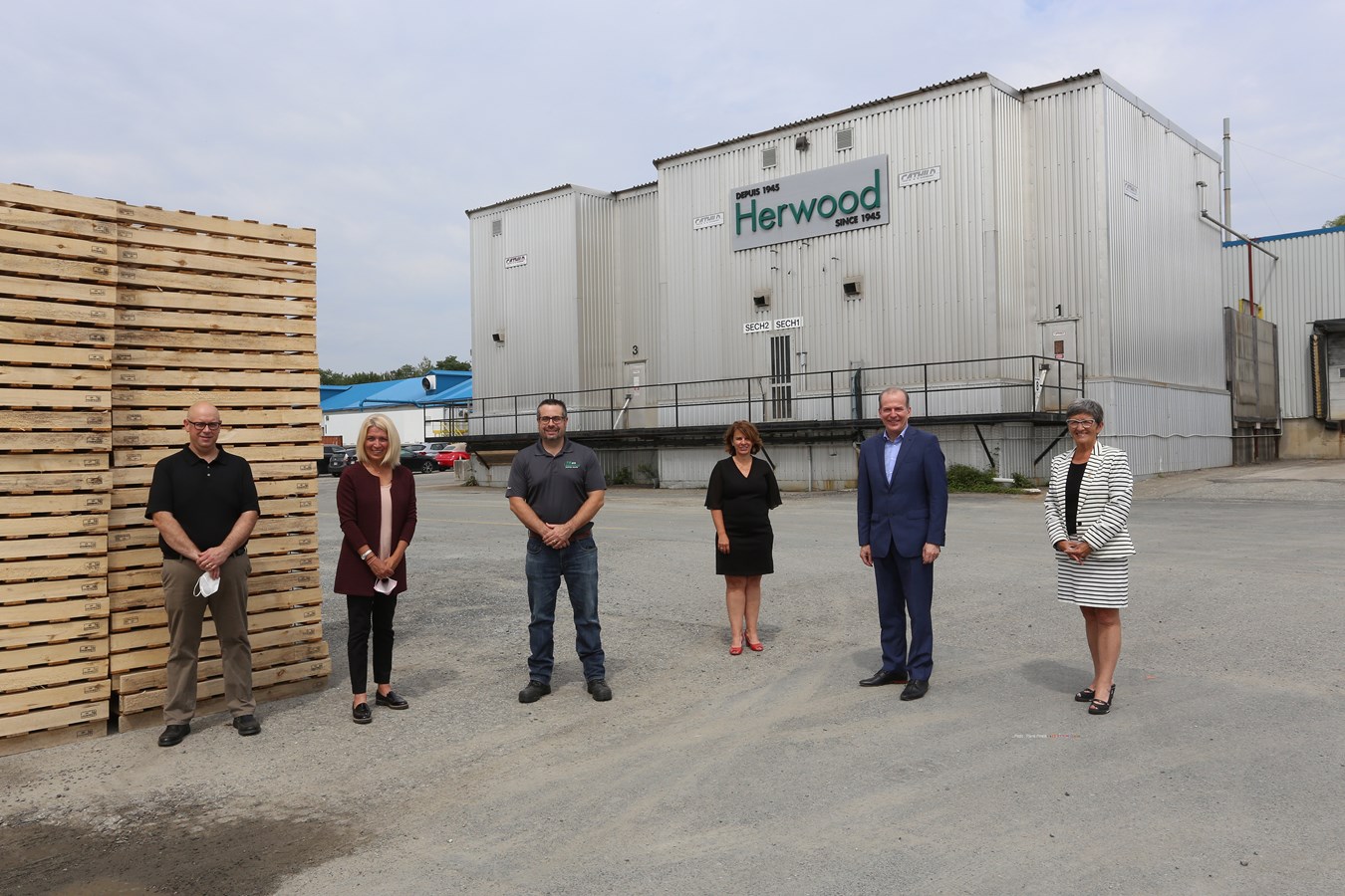 Jason Wheeler, président de Herwood, Lucie Lecours, ministre déléguée à l’Économie, Shane Wheeler, directeur administratif de Herwood, Guylaine Mathieu, directrice régionale principale chez investissement Québec, André Bachand, député de Richmond et Sylvie Bureau, mairesse de Windsor.