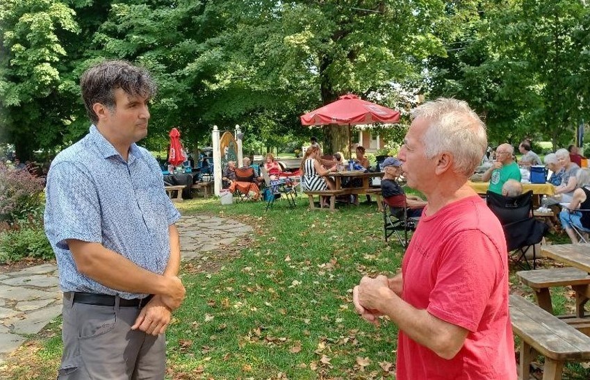 Diego Scalzo qui discute de la pénurie de main-d’oeuvre avec Jean Morin, Fromagerie du Presbytère.