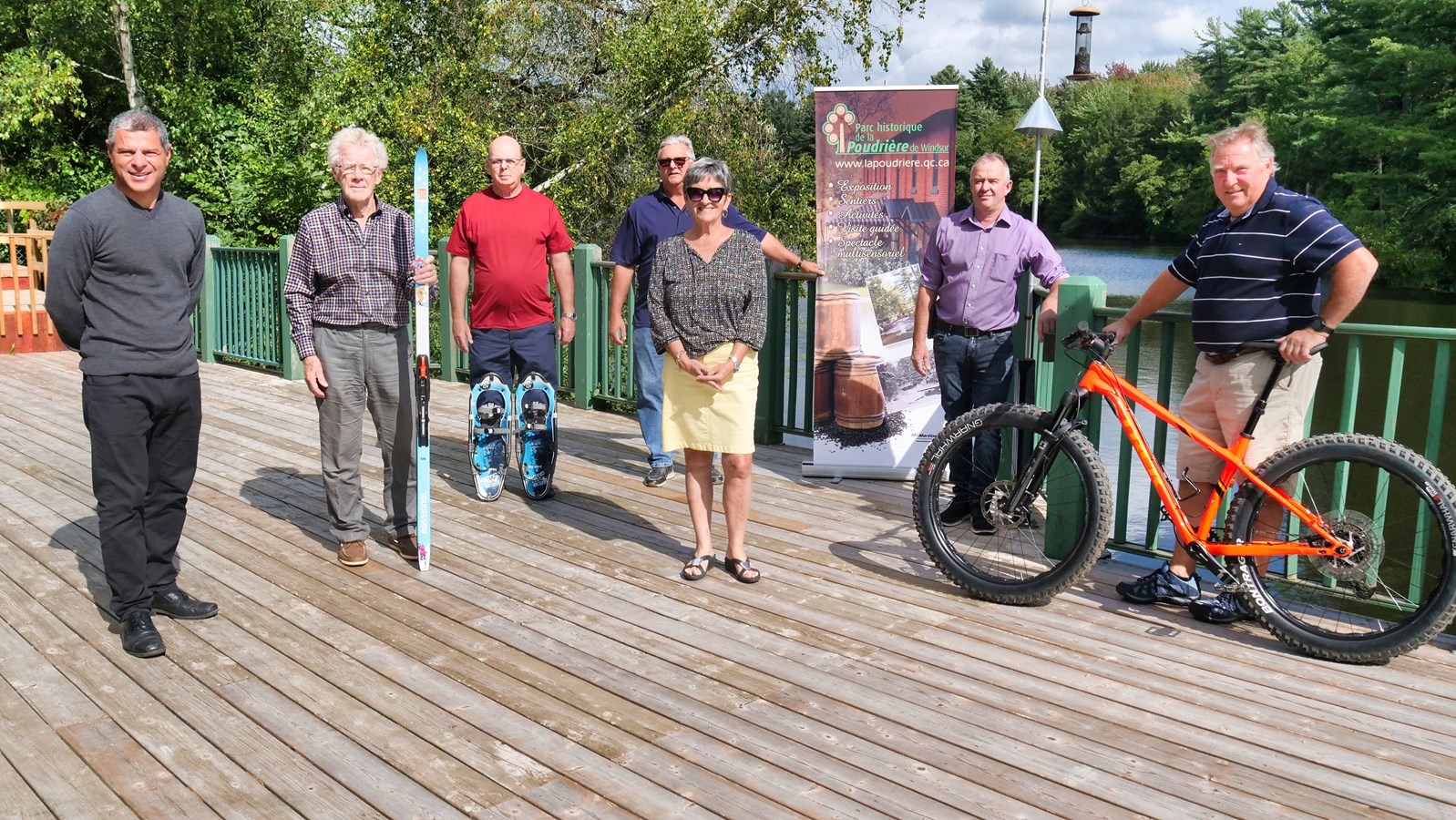 Alain Rayes accompagné de Sylvie Bureau, mairesse de Windsor et des représentants du site historique de la Poudrière de Windsor, des sentiers de Fatbike Lac Brompton et du Club de ski de fond de Richmond-Melbourne