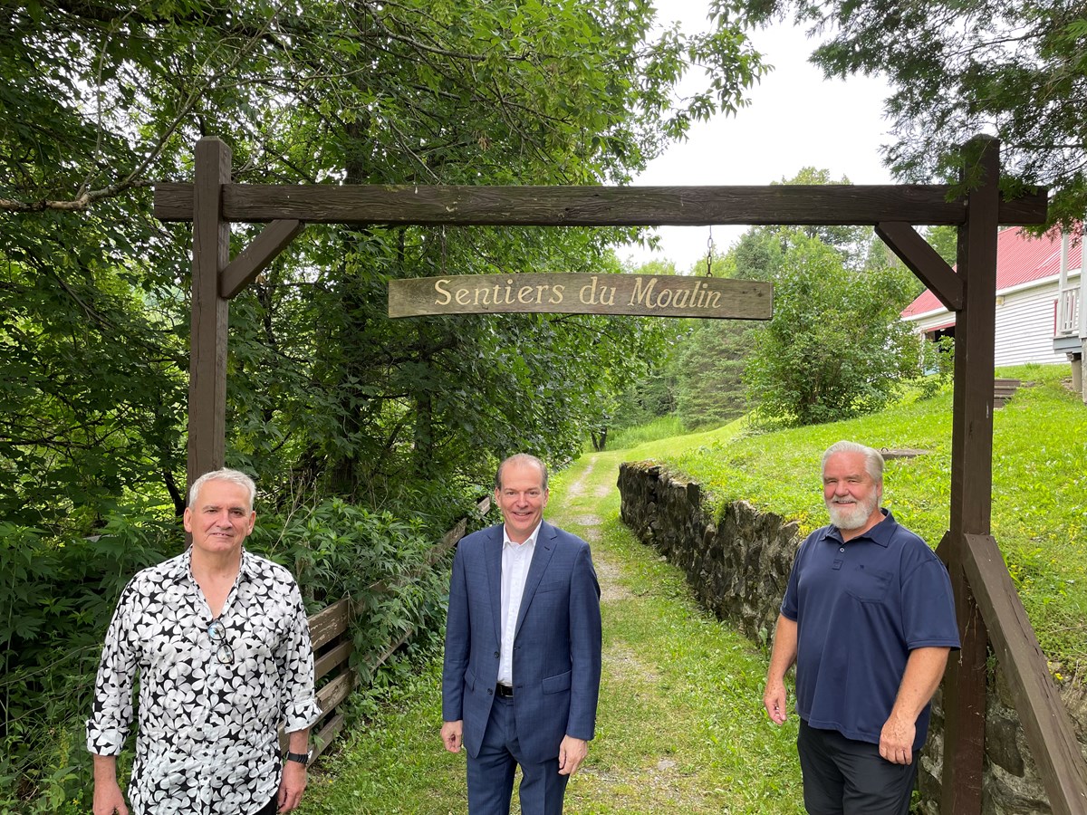 Pierre Derouin, directeur général, André Bachand et Jacques Poliquin, membre du conseil d’administration.