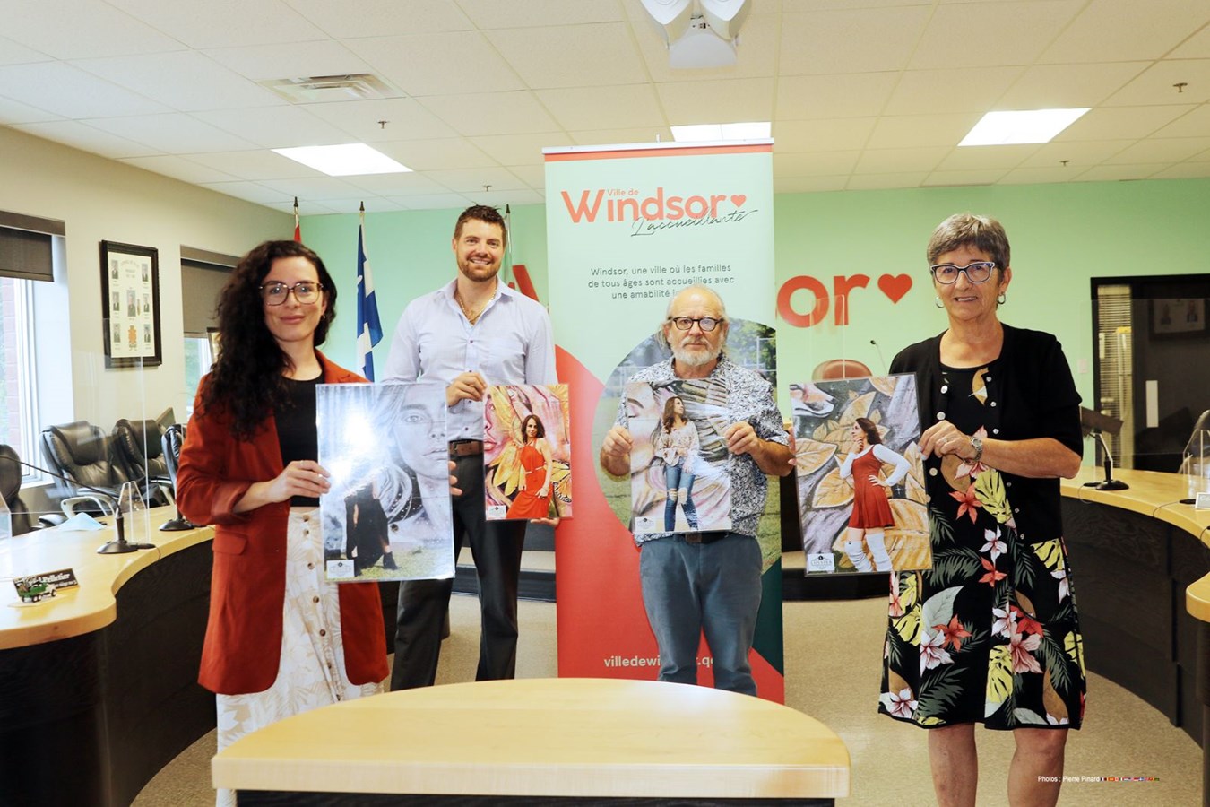 De gauche à droite : Jessica Chabot, artiste-peintre, M. Guillaume Lussier, propriétaire de la Bijouterie Lussier, Gaétan Graveline, conseiller municipal à la ville de Windsor, et Sylvie Bureau, mairesse de Windsor.