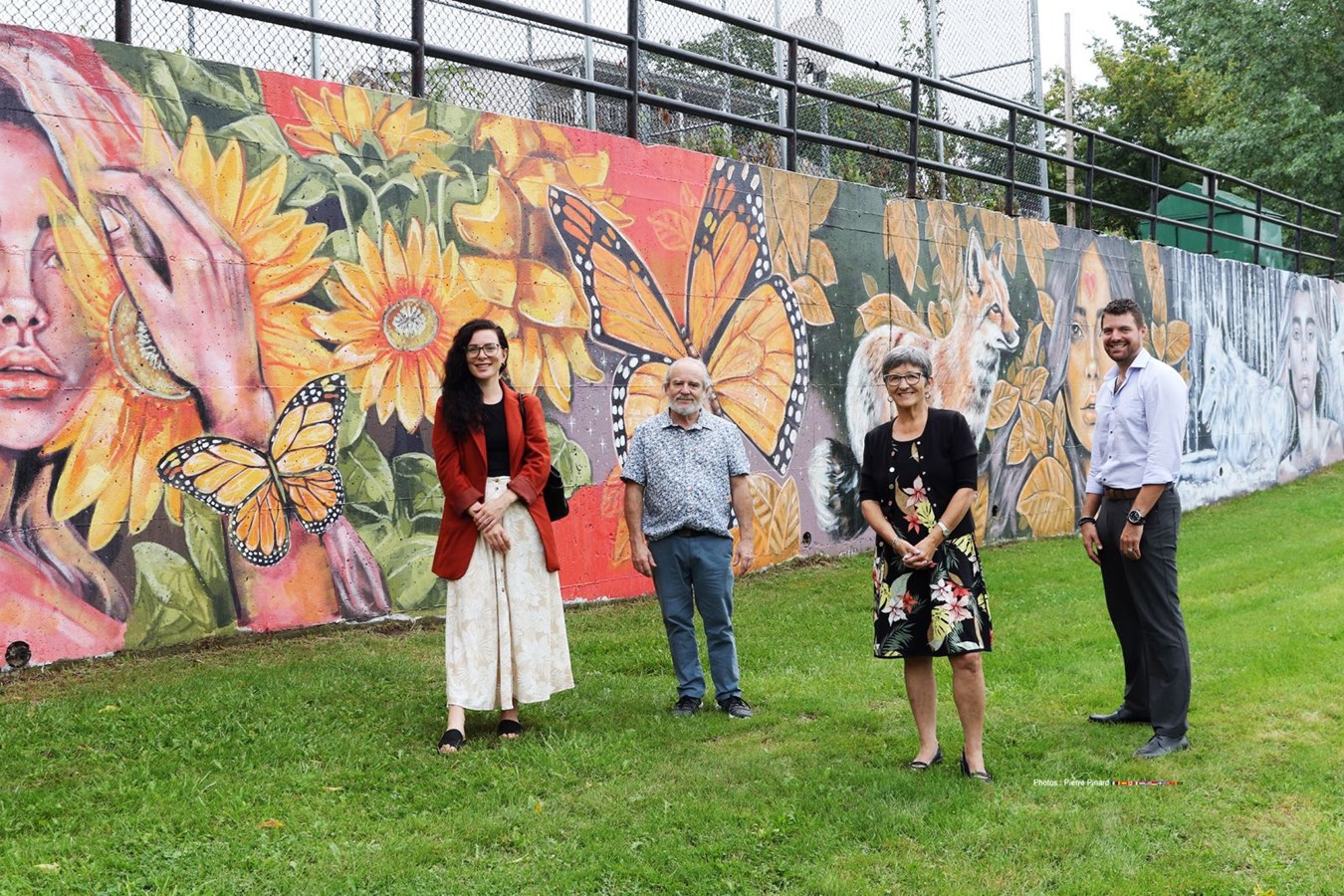 De gauche à droite : Jessica Chabot, artiste-peintre, Gaétan Graveline, conseiller municipal à la ville de Windsor, Sylvie Bureau, mairesse de Windsor et M. Guillaume Lussier, propriétaire de la Bijouterie Lussier.