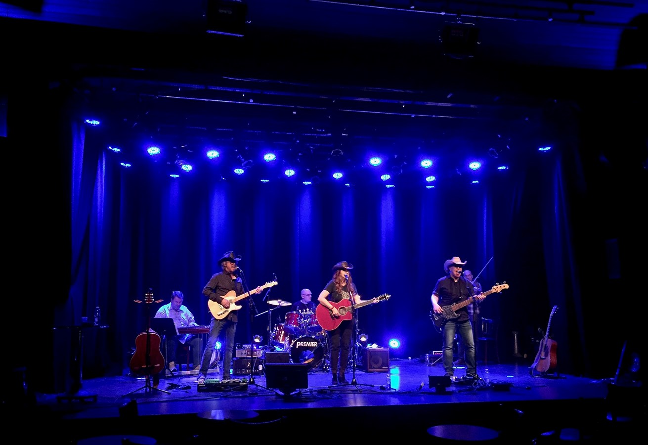 Le musicien Pascal Castonguay (à l’extrême droite) accompagné des autres membres du groupe Reel Country Band.