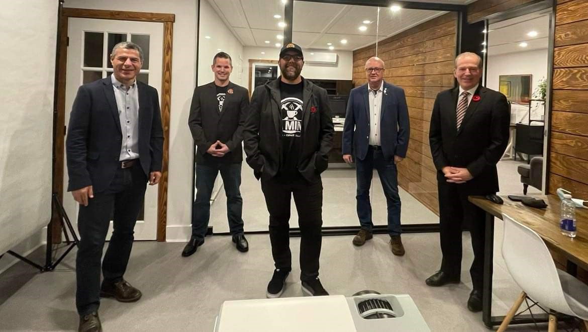 De gauche à droite : Alain Rayes député fédéral de Richmond-Arthabaska, Marc Desfossés, Charles-Antoine Leblanc, Hugues Grimard, maire de Val-des-Sources et André Bachand député provincial de Richmond.