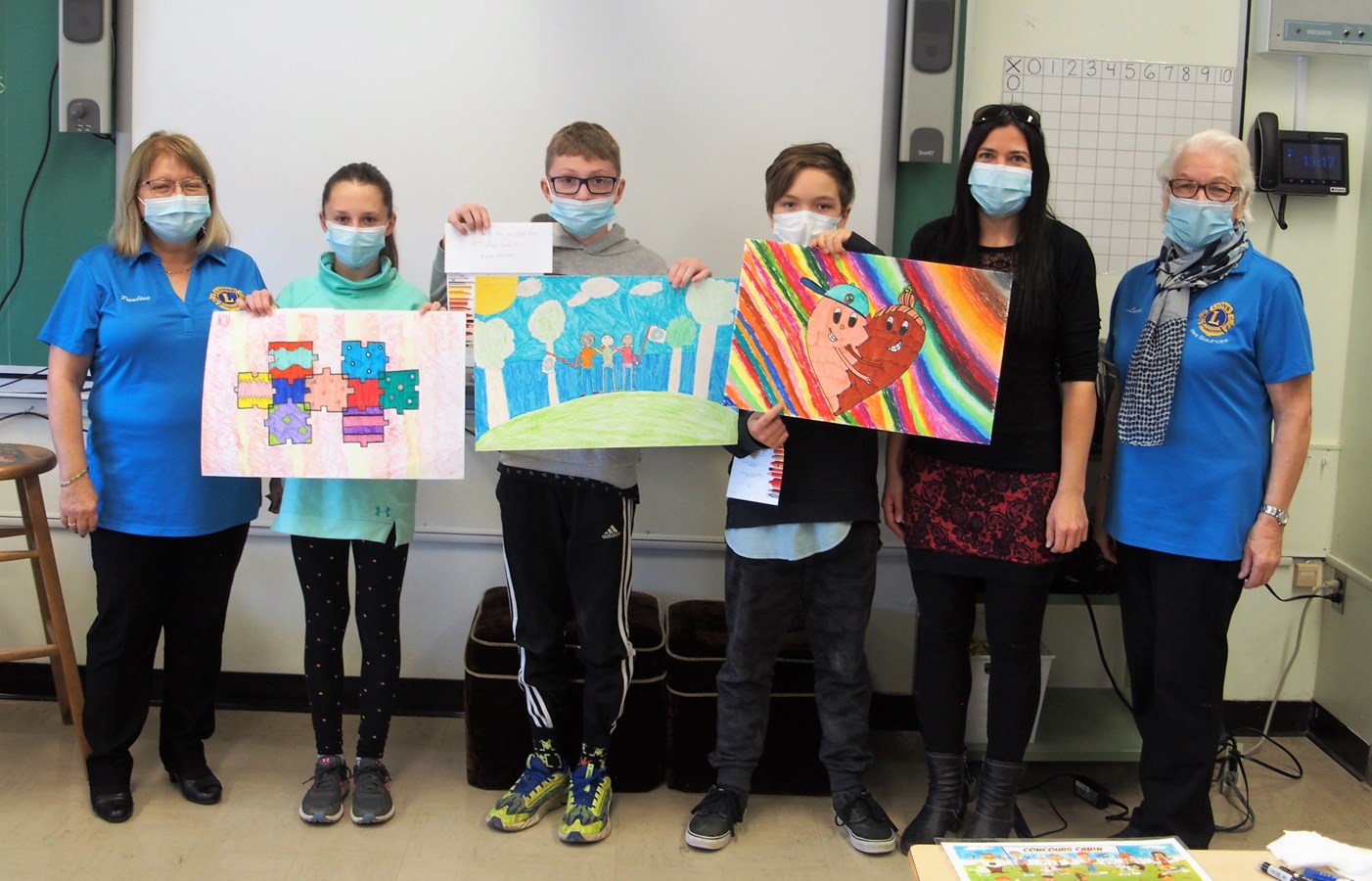 Classe de Julie Élément, de gauche à droite : Lion Pauline Dubois-Landry, Aryelle Boisvert, Malik Giguère, Élliot Brulé, Mme Julie Élément enseignante et Lion Lucie Gagné. 